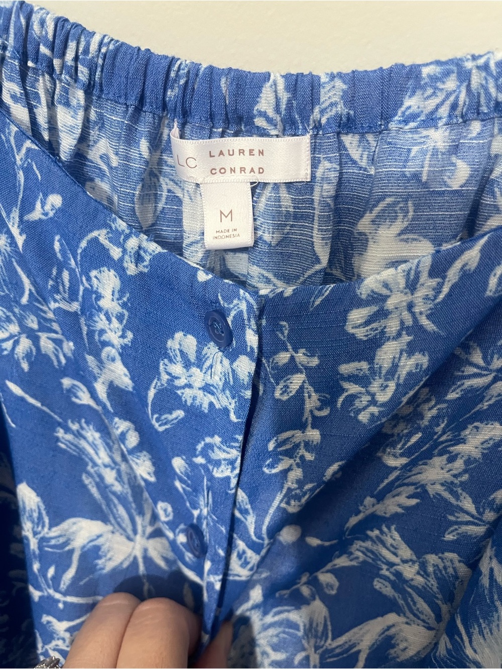 LC Lauren Conrad Blue and White Floral Off-Shoulder Blouse - Picture 4 of 7